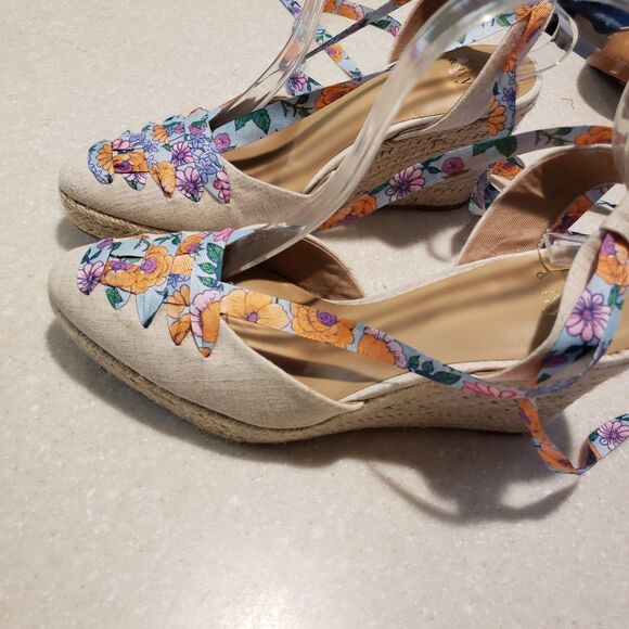 Crown & Ivy™ Lawndale Wedge Heels SZ 8.5 Med ankle Strap floral - Picture 5 of 9